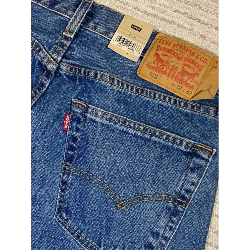 Levis 501 Original Fit Mens Jeans 32x32 Medium Wash Blue Denim Button Fly NEW